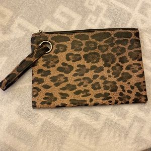 Oversize cheetah clutch